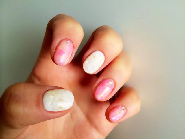 ただいまのお爪：タイダイ×シェル。