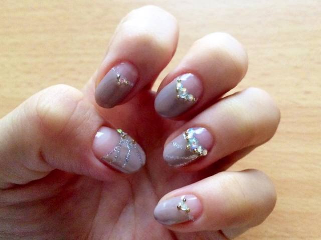 ただいまのお爪： ちょっとキラキラ。