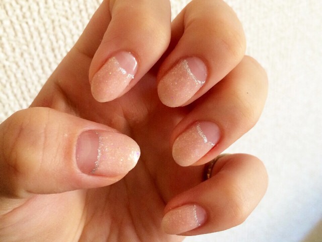 ただいまのお爪：逆フレンチ＋ラメライン。